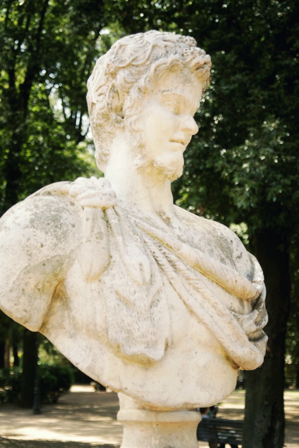 statue rome